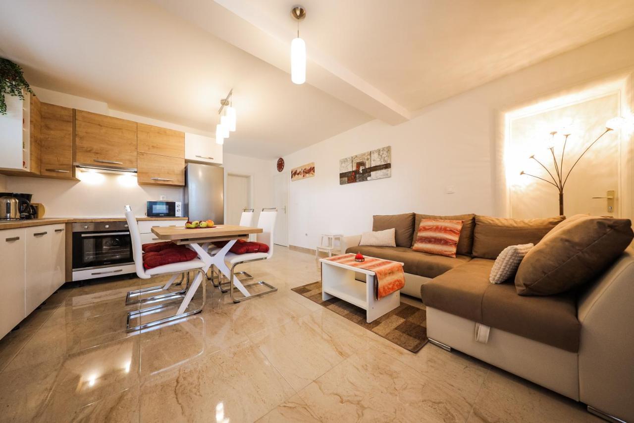 Apartmani Lelu Pridraga Exterior foto